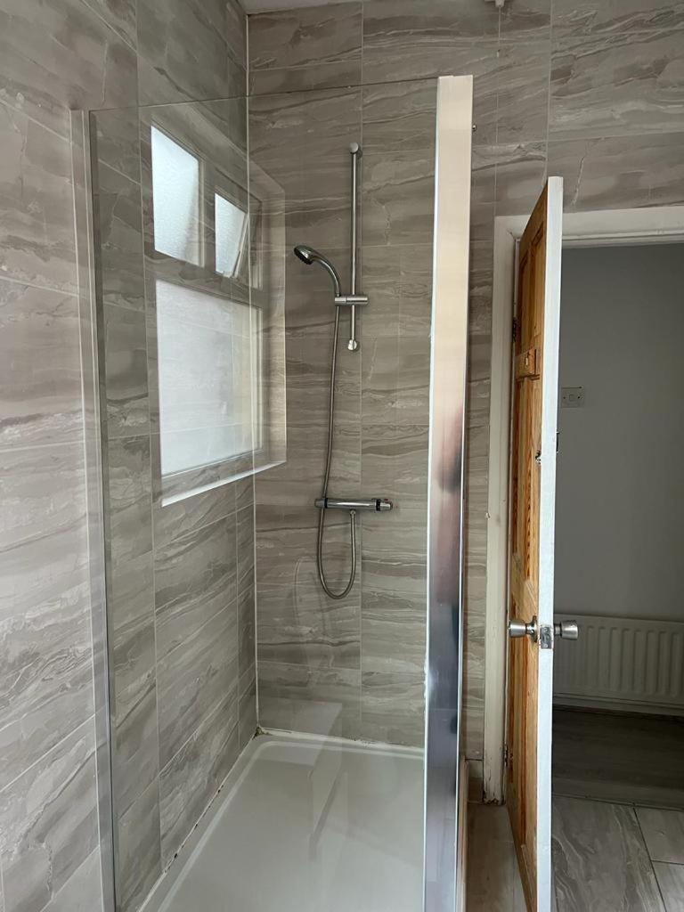 Comfortable Double Bed Located Near City Centre, Suitable For Contractors Health Care Professionals Or Long Business Stays In Coventry Or Delightful Holidays In Coventry Or Within The West Midlands Area Free Wifi Tea And Coffee Provided Exterior photo
